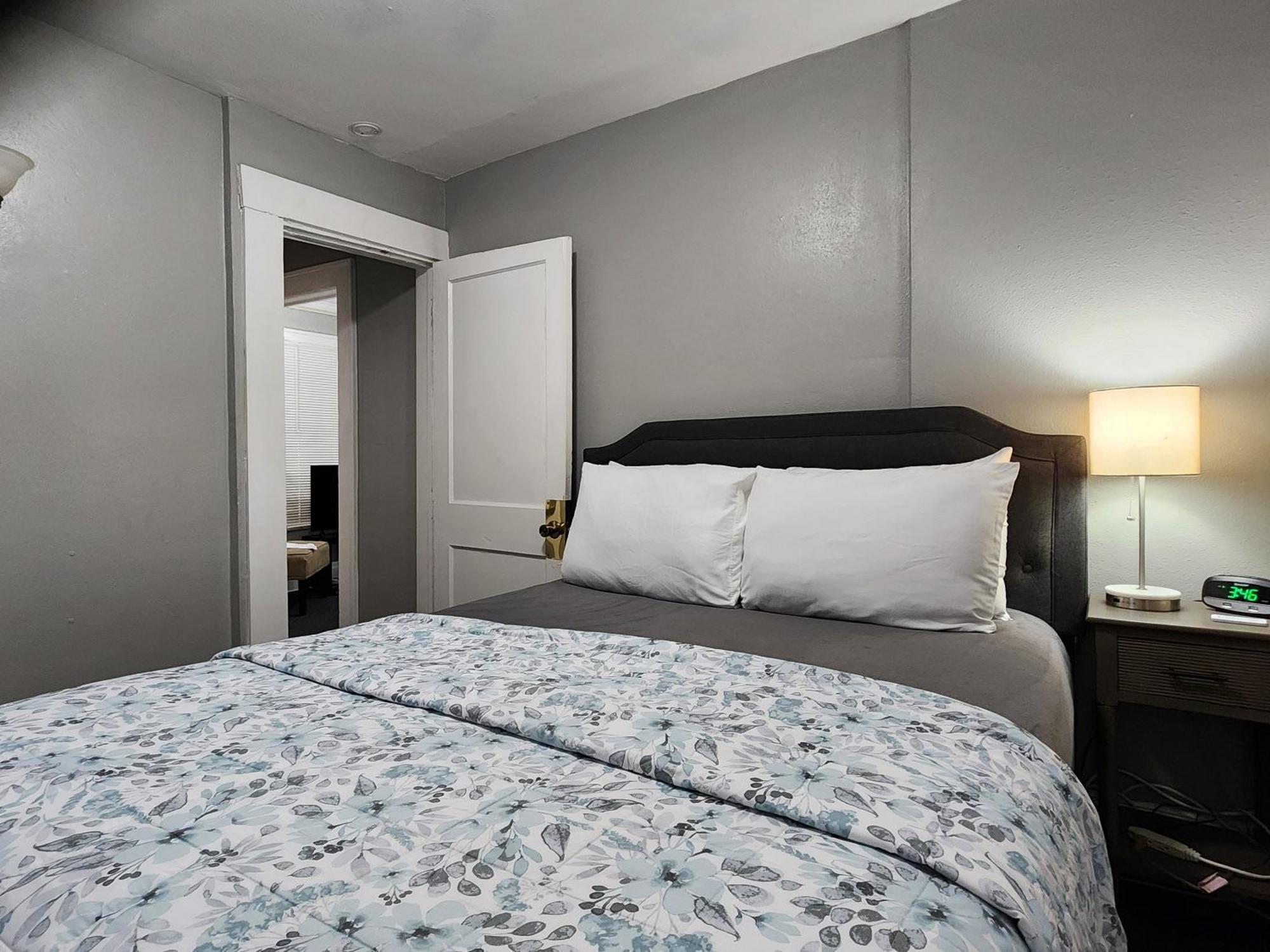 Two Bedroom Home In Beautiful Downtown レイクランド エクステリア 写真